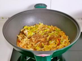 加入1小碗纯净水，快速翻炒2分钟出锅。