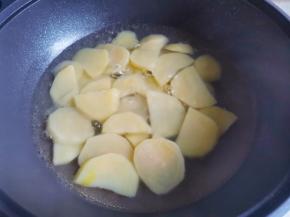 锅中烧开水，放土豆煮2分钟捞出。