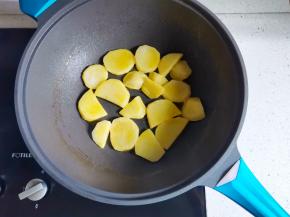 另起锅热油，放入土豆煎至两面金黄。