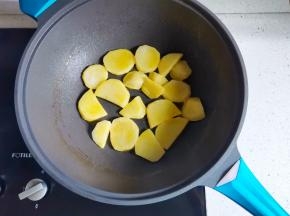 另起锅热油，放入土豆煎至两面金黄。
