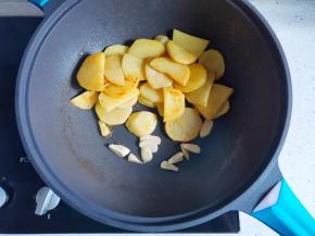 然后加入大蒜炒香，