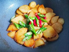 加2勺水，煮至收汁，出锅前撒辣椒，翻炒均匀出锅。
