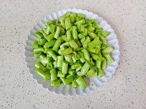 四季豆抽筋膜，清洗后切小丁。