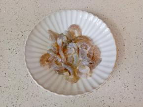 对虾剥壳，去虾线。