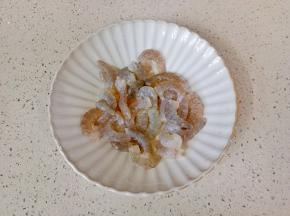 对虾剥壳，去虾线。