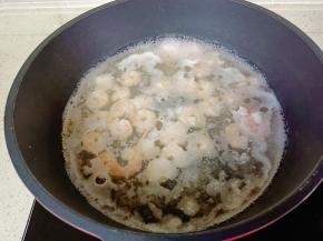锅里水开加料酒、生姜片，下虾仁焯水一分钟捞出。