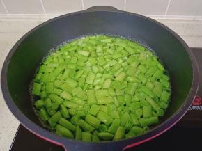 四季豆焯水2分钟，焯水时加一点盐与食用油，颜色更加翠绿。