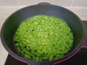 四季豆焯水2分钟，焯水时加一点盐与食用油，颜色更加翠绿。
