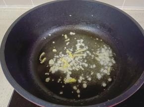 热锅凉油下生姜丝，蒜泥炒香。