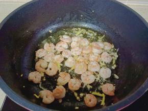 放入虾仁翻炒一会。