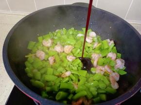 加蚝油一勺，盐半勺。