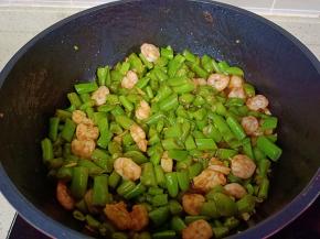 开大火翻炒均匀即可。