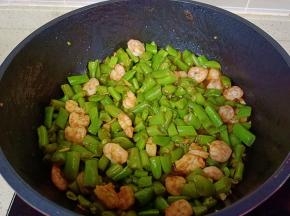 开大火翻炒均匀即可。