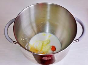 首先将牛奶，鸡蛋，盐，糖，玉米油，奶粉放入厨师机桶中。