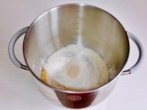 再加入高筋面粉，酵母粉。