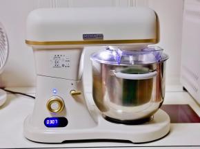 启动厨师机2-3档揉面。