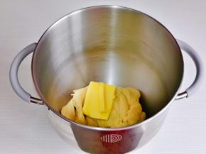 揉出粗膜状态，加入室温软化的黄油，继续4-5档揉面。