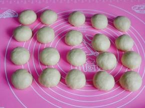 取出面团分成等份小面团。