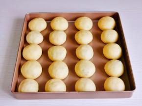 依次做好放烤盘中，进行发酵。