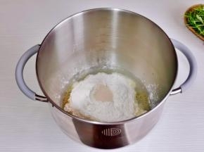 橄榄油，水，高粉，盐，酵母粉放入厨师机桶中。