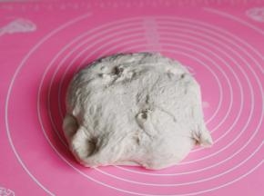 取出发酵好的面团排气。