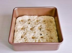 用手指均匀摁出坑，刷上橄榄油，撒海盐，黑胡椒，欧芹粉。