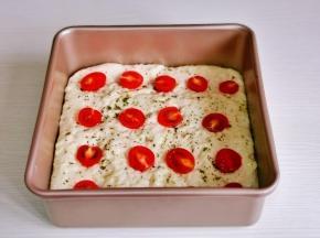 放上切好的小番茄。（番茄对半切开）