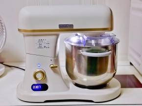 启动厨师机2-3档揉面。