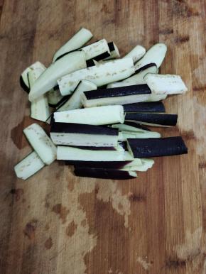 茄子去蒂洗净切成长条！