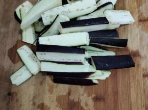 茄子去蒂洗净切成长条！