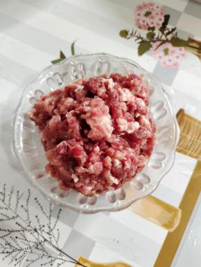 瘦肉洗净剁成肉末备用！