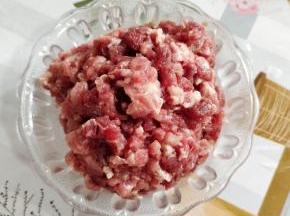 瘦肉洗净剁成肉末备用！