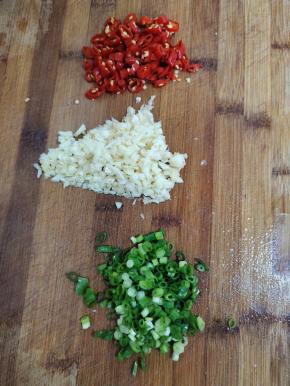蒜瓣切成蒜末，小米辣切成小丁，葱切成葱花备用！