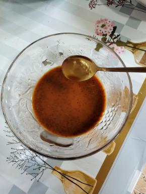 碗中放入两勺生抽，一勺老抽，一勺料酒，一勺蚝油，一勺白糖，一勺淀粉半碗清水给它稀释一下，最后再来两勺香醋搅拌均匀调成料汁儿备用！