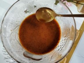 碗中放入两勺生抽，一勺老抽，一勺料酒，一勺蚝油，一勺白糖，一勺淀粉半碗清水给它稀释一下，最后再来两勺香醋搅拌均匀调成料汁儿备用！