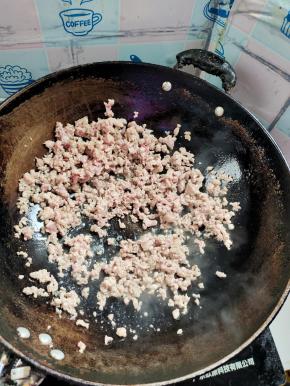 起锅烧油放入肉末炒散！