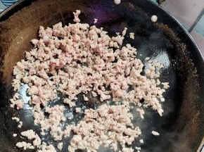 起锅烧油放入肉末炒散！