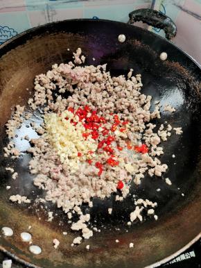 炒散之后放入蒜末和小米辣翻炒均匀！