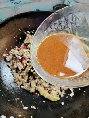 倒入调好的料汁儿！