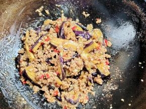 炒到粘稠，关火备用！