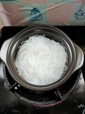 准备一个砂锅，放入泡软的粉丝！