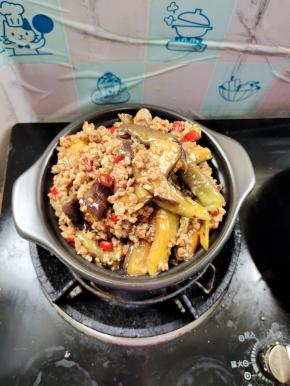 粉丝上铺一层咱们炒好的肉末茄子！