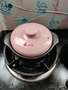 煮开后，盖上盖子炖5分钟左右即可！