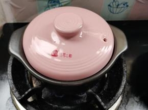 煮开后，盖上盖子炖5分钟左右即可！