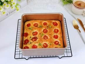 取出点缀一些新鲜的迷迭香。