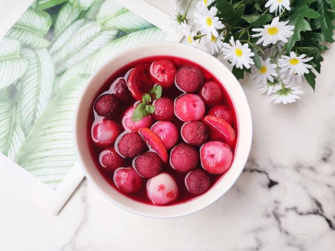 冰镇柠檬荔枝杨梅饮