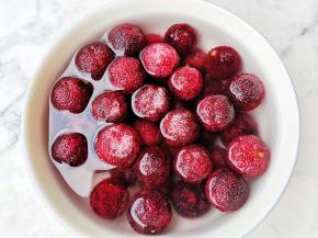 杨梅盐水浸泡30分钟，再冲洗干净。