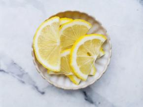 柠檬切片去籽，荔枝剥壳备用。