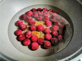 锅中加入杨梅+清水+冰糖盖上锅盖煮10分钟，