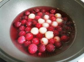 再加入荔枝煮1分钟。
